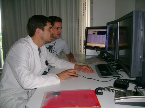 Dr. Christian Dornia (links) zeigt Marco Dollinger einen MRT-Befund